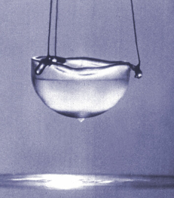 Flytende helium i superfluid fase, avkjølt til nær det absolutte nullpunkt. En tynn, usynlig hinne kryper opp langs innerveggen av koppen og ned på utsiden. Den vil falle ned i den flytende heliumen nedenfor, helt til koppen er tom. (Foto: Alfred Leitner)