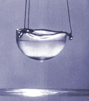 Flytende helium i superfluid fase, avkjølt til nær det absolutte nullpunkt. En tynn, usynlig hinne kryper opp langs innerveggen av koppen og ned på utsiden. Den vil falle ned i den flytende heliumen nedenfor, helt til koppen er tom. (Foto: Alfred Leitner) Flytende helium i superfluid fase, avkjølt til nær det absolutte nullpunkt. En tynn, usynlig hinne kryper opp langs innerveggen av koppen og ned på utsiden. Den vil falle ned i den flytende heliumen nedenfor, helt til koppen er tom. (Foto: Alfred Leitner)