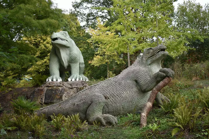 Deze twee reuzen waren de Iguanodon-dinosaurussen.  Ze zijn elk tien meter lang.
