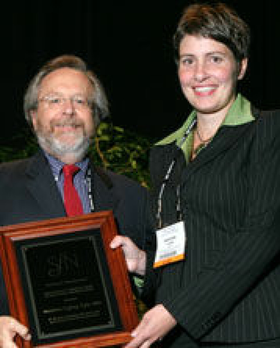 'Marianne Fyhn fikk Donald Lindsley-prisen for ypperste doktoravhandling levert i 2005. Her sammen med juryleder dr. Thomas Carew, University of California. Foto: Society for Neuroscience.'
