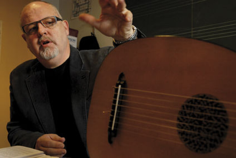 Professor Per Kjetil Farstad er selv en utøvende lutenist. Han forsker på den galante luttmusikken fra 1700-tallet. (Foto: Sidsel Jørgensen)