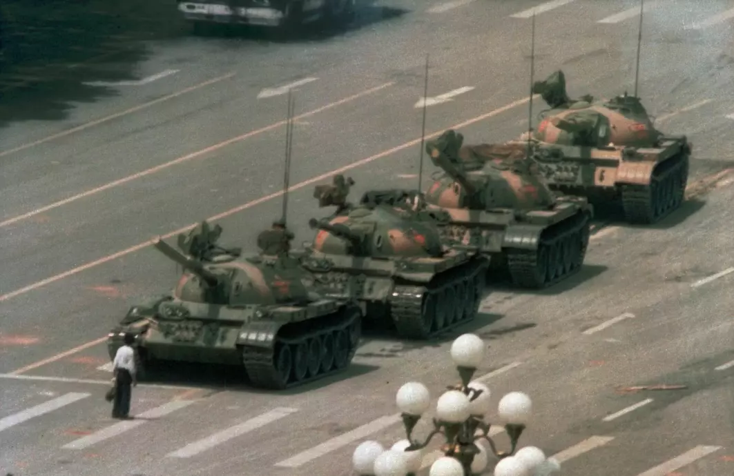 Dette bildet av en mann som stopper foran en rekke stridsvogner som er på vei mot Den himmelske freds plass 5. juni er verdenskjent. I Kina er det færre og færre som vet hva bildet viser.