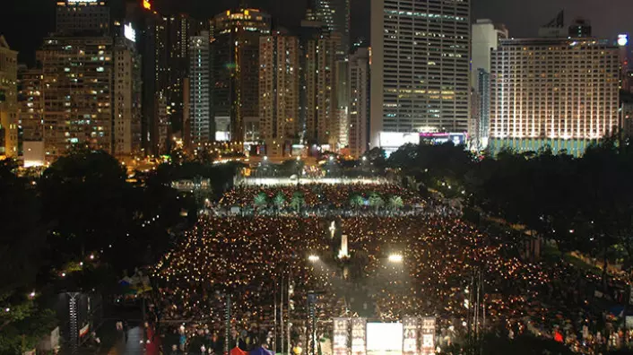 4. juni hvert år har store folkemengder samlet seg i Victoria Park i Hongkong for å minnes ofrene i massakren på Den himmelske freds plass.