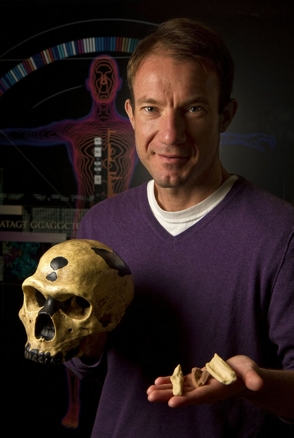 Richard E. Green fra University of California, Santa Cruz, har koordinert Neanderthal Genome Project siden 2005. Her holder han en kopi av en av knoklene som forskerne hentet neandertal-DNA fra. (Foto: Jim MacKenzie/UCSC)
