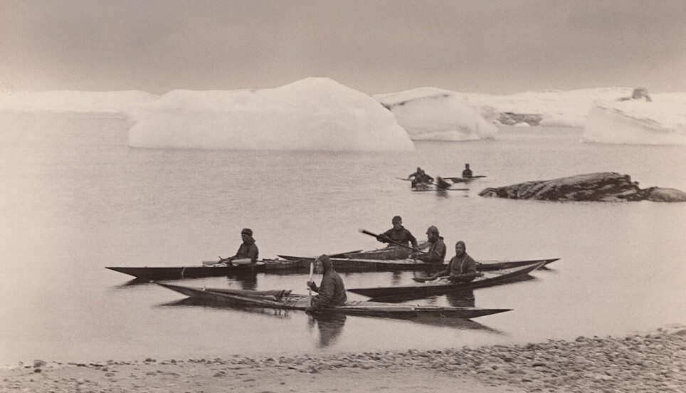 Ekspedisjonsmedlemmene padler kajakk på Grønland i 1888 eller 1889. Fridtjof Nansen er nærmest stranden.