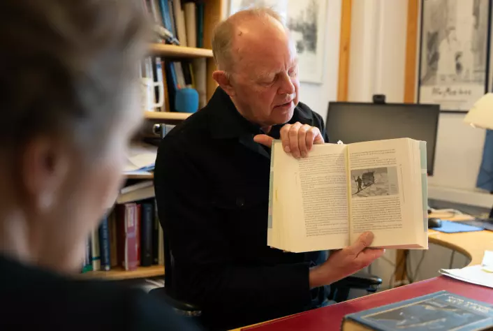 Henning Howlid Wærp med boka "På ski over Grønland". Bildet i boka viser at Nansen brukte seil for å komme seg fortere over isen.