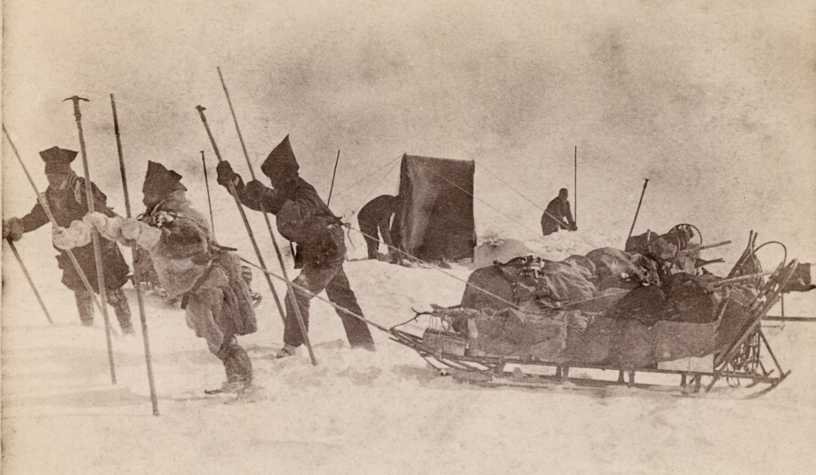 Oppbrudd fra leiren på Grønland i 1988. Samuel Balto, Ole Ravna og Otto Sverdrup står klare til avmarsj. Kjelkene er spent til kroppen med tau.
