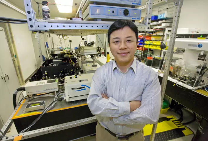 "Xiang Zhang ved University of California, Berkeley, mener den nye bruken av isolerende materialer gjør at usynlighetskapper kan være like rundt hjørnet.  (Foto: Roy Kaltschmidt, Berkeley Lab Public Affairs)"