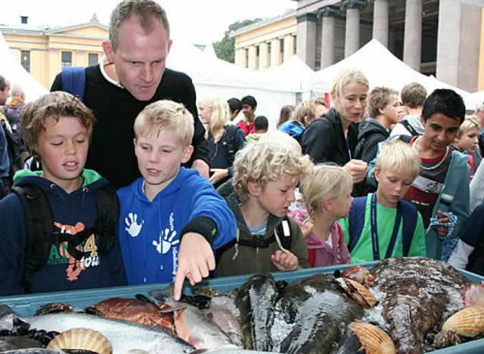 "Mange barn og unge er interessert i fisk og fiskeoppdrett. Her ved Havbruksprogrammets utstilling på Forskningstorget i Oslo. (Foto: Anne Ditlefsen)"