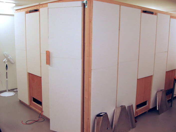 Inne i klimahuset er dette huset bygget for blant annet å prøve ut de termoelektriske varmepumpene. De settes inn i hullene nederst i veggene. (Foto: Jan Kåre Bording, Universitetet i Stavanger) Inne i klimahuset er dette huset bygget for blant annet å prøve ut de termoelektriske varmepumpene. De settes inn i hullene nederst i veggene. (Foto: Jan Kåre Bording, Universitetet i Stavanger)