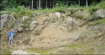 "Slik tar det seg ut: Her er det larvikitt som er forvitret langs en forkastningssone i Djupdalen i Larvik. Reststeiner (core stones) av uforvitret larvikitt ligger igjen."
