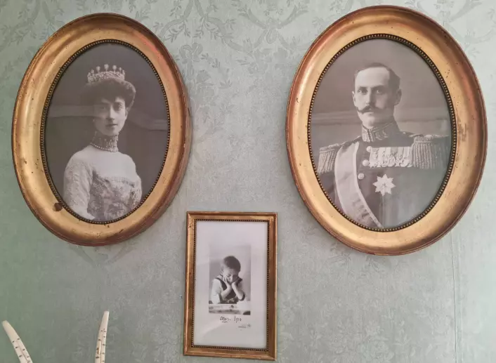 Kongefamilien var opptatt av polarferdene. På veggen i stua henger signerte bilder av dronning Maud, kong Håkon og kronprins Olav.