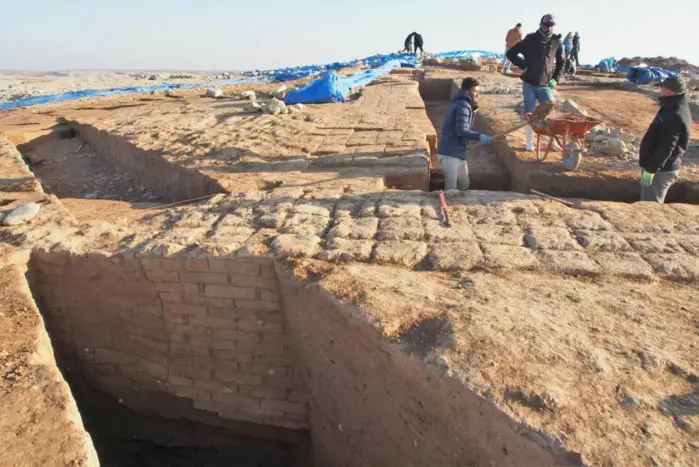 Her graver forskere ut veggene i det de tror var en stor lagerbygning.