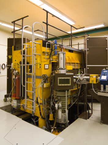 Moderne syklotron ved University of Washington. Syklotronen produserer en protonstråle som brukes til kreftbehandling. (Foto: Ikiwaner, Wikimedia Commons) Moderne syklotron ved University of Washington. Syklotronen produserer en protonstråle som brukes til kreftbehandling. (Foto: Ikiwaner, Wikimedia Commons)