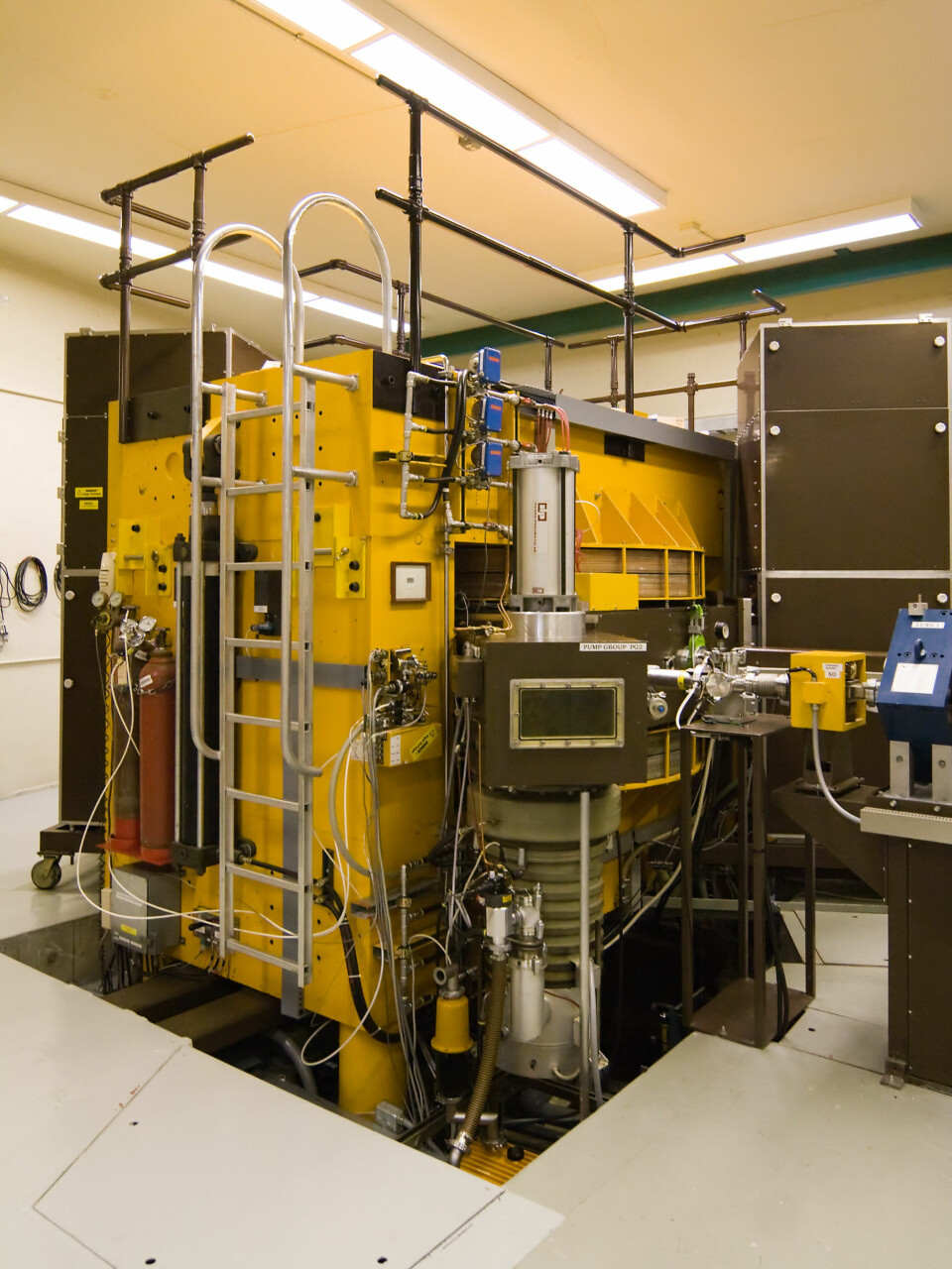 Moderne syklotron ved University of Washington. Syklotronen produserer en protonstråle som brukes til kreftbehandling. (Foto: Ikiwaner, Wikimedia Commons)
