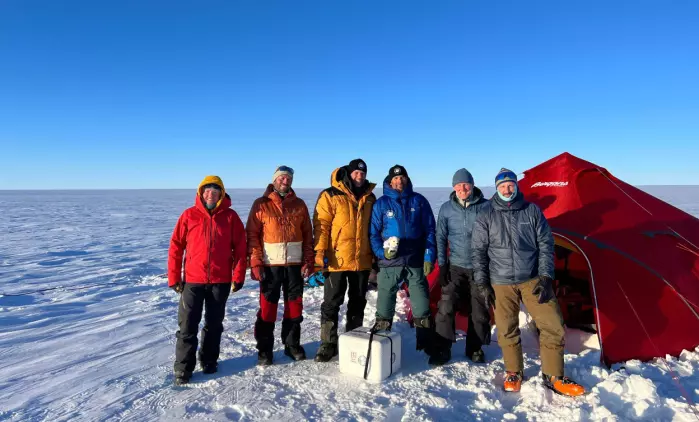 – Det er viktig at teamet fungerer sammen på tur, i teltet, og i vær og vind, sier Vegard Ulvang. Her er teamet på plass på Grønlandsisen.