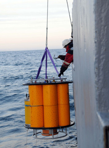 Observasjonsplattform senkes i vannet fra forskningsskipet Geo Pacific Observasjonsplattform senkes i vannet fra forskningsskipet Geo Pacific