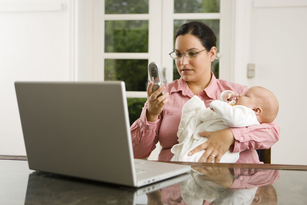 Både single mødre og mødre i parforhold opplever konflikt mellom arbeid og familieliv. Dette går utover velværen. Men en berikende jobb kan øke lykkefølelsen. (Illustrasjonfoto: www.colourbox.no) Både single mødre og mødre i parforhold opplever konflikt mellom arbeid og familieliv. Dette går utover velværen. Men en berikende jobb kan øke lykkefølelsen. (Illustrasjonfoto: www.colourbox.no)