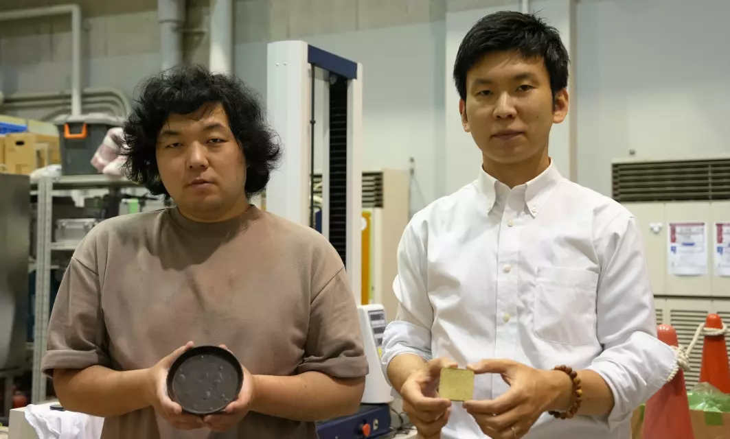 Yuya Sakai (t.h.) og Kota Machida ved Tokyo University viser frem byggemateriallet de har klart å lage av matavfall.