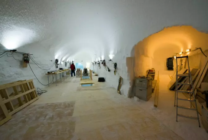 I tunnelen under isen lagrast borekjerner.