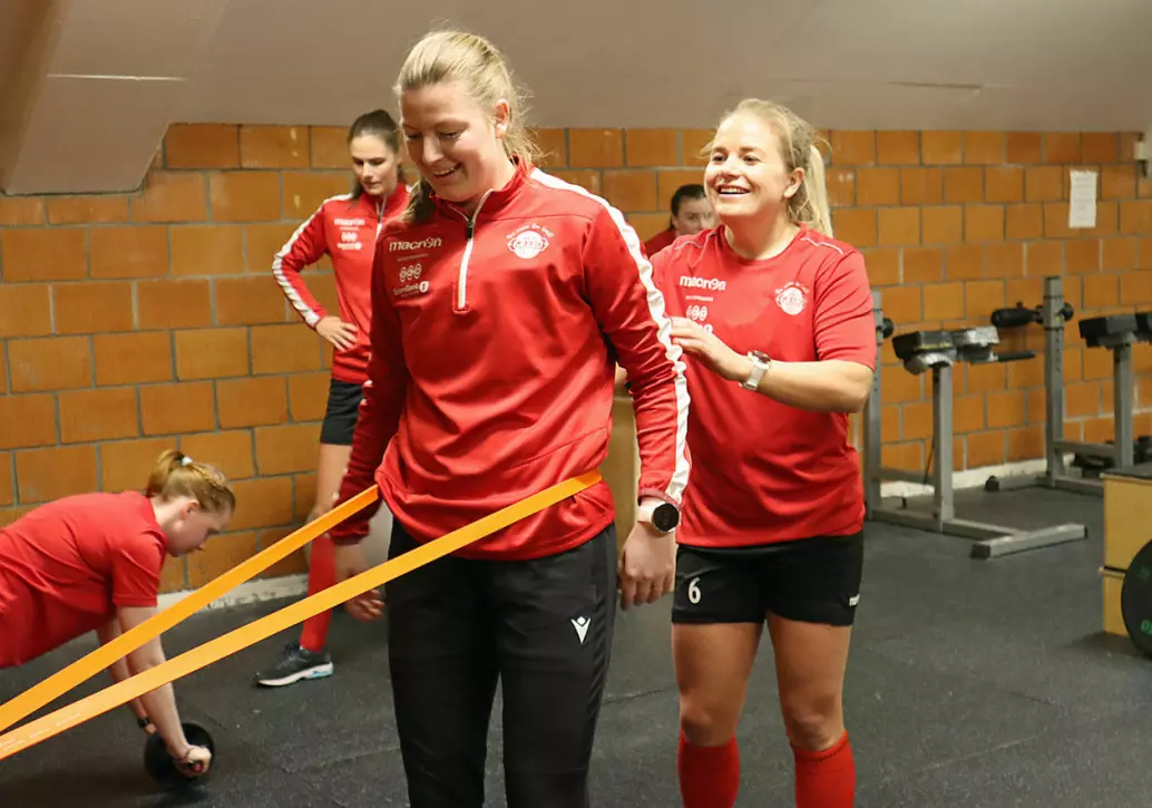 Det sosiale er viktig for å prestere godt, kanskje spesielt for kvinner, mener forsker og tidligere fotballspiller Line Dverseth Danielsen. Her bistår hun Grand-spilleren Cecilie Falch på trening.