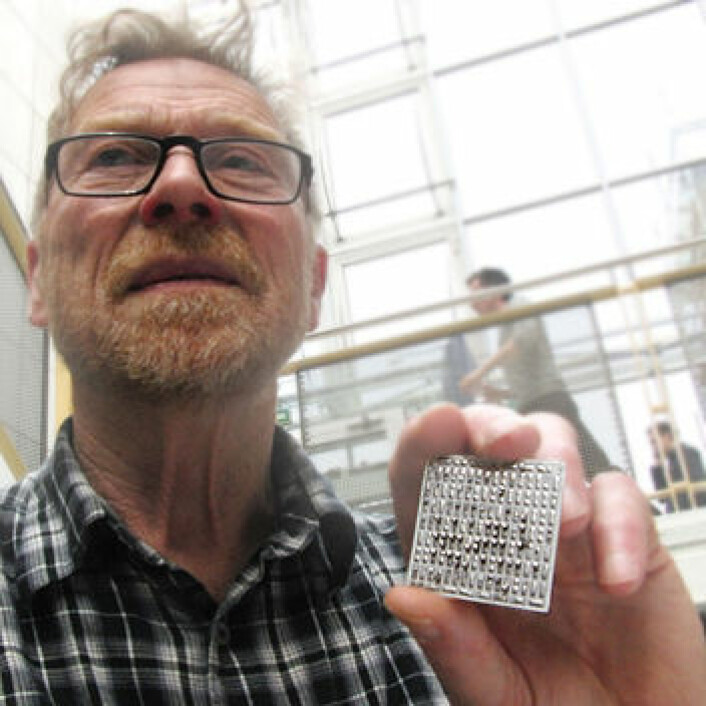 Johan Taftø med et kommersielt termoelektrisk element (Foto: Arnfinn Christensen, forskning.no)