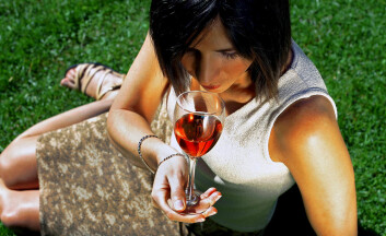 Unge norske kvinner drikker stadig mer. Alkoholskader rammer også de yngre årsklassene, og ett av 25 dødsfall på verdensbasis kan relateres til alkoholkonsum. (Illustrasjonsfoto: Colourbox.no)