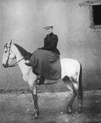 I 1907 red Bodil Biørn til hest til den avsidesliggende landsbyen Musch, der hun opprettet en poliklinikk og tok imot både armenske, tyrkiske og kurdiske pasienter. (Foto: Riksarkivet)