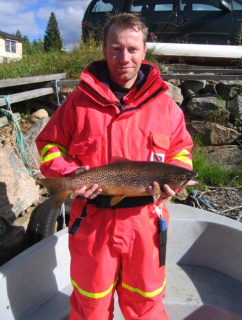 Forsker Hallvard Jensen med en storørret ved Fyresvatnet. Forsker Hallvard Jensen med en storørret ved Fyresvatnet.