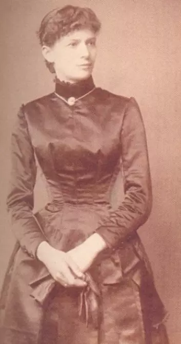 Ambrosia Tønnesen i 1885. Framleis med langt hår, men midja er retusjert - kanskje reagerte fotografen på eit for dårleg stramma korsett?