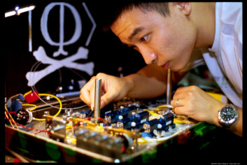 Qin Liu er medlem av «hackergruppa» ved NTNU. Han har til oppgave å finne sikkerhetshull i kvantekryptografiske systemer. Til hjelp har han en «spionkoffert». (Foto: Vadim Makarov)