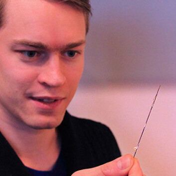 Doktorgradstipendiat Daði Sveinbjörnsson studerer en prøve av et nytt elektrolyttmateriale som kanskje kan brukes i litiumbatterier. Ledningevnen til elektrolytten må undersøkes for å finne ut om den egner seg for Li-ion eller Li-luftbatterier. (Foto: Danmarks tekniske universitet, Risø DTU) Doktorgradstipendiat Daði Sveinbjörnsson studerer en prøve av et nytt elektrolyttmateriale som kanskje kan brukes i litiumbatterier. Ledningevnen til elektrolytten må undersøkes for å finne ut om den egner seg for Li-ion eller Li-luftbatterier. (Foto: Danmarks tekniske universitet, Risø DTU)