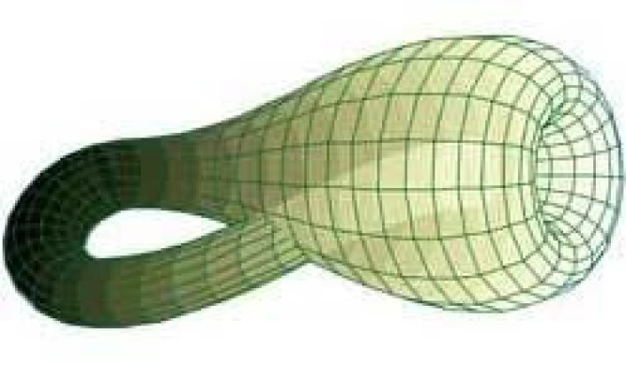 Fire-dimensjonalitet er forsøkt visualisert ved hjelp av ulike geometriske figurer. En av de mest kjente er denne såkalte «Klein bottle». Den er første gang beskrevet i 1882 av den tyske matematikeren Felix Klein. Klein-flasken er en lukket flate med bare én side. Den kan beskrives som en sylinder som går i «loop» tilbake gjennom seg selv, for så å kobles sammen med sin egen ende. Fire-dimensjonalitet er forsøkt visualisert ved hjelp av ulike geometriske figurer. En av de mest kjente er denne såkalte «Klein bottle». Den er første gang beskrevet i 1882 av den tyske matematikeren Felix Klein. Klein-flasken er en lukket flate med bare én side. Den kan beskrives som en sylinder som går i «loop» tilbake gjennom seg selv, for så å kobles sammen med sin egen ende.