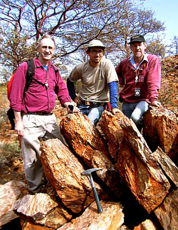 "John Valley, Aaron Cavosie og Simon Wilde i Jack Hills, hvor zirkonen ble funnet." "John Valley, Aaron Cavosie og Simon Wilde i Jack Hills, hvor zirkonen ble funnet."