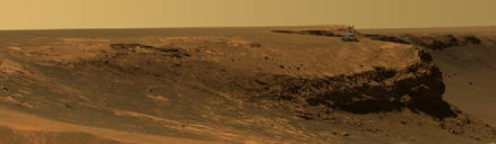 "Illustrasjon av roveren Opportunity ved et krater på Mars. (Illustrasjon: NASA)"