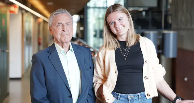 Forsker Edvard Befring (t.v) og lærer Marianne Svarstad snakker om hva skolen kan gjøre for å forebygge psykosisale vansker blant elvene. Forsker Edvard Befring (t.v) og lærer Marianne Svarstad snakker om hva skolen kan gjøre for å forebygge psykosisale vansker blant elvene.