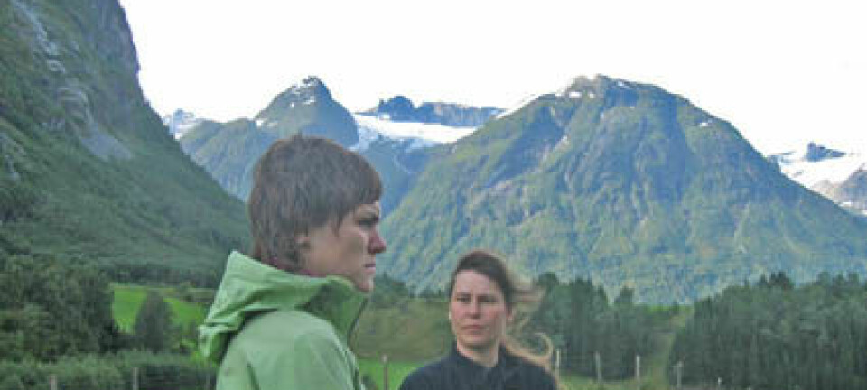 'Forsker Kari Sletten (t.h.) og geolog Anja Midttun har startet arbeidet i Stryn. Tre andre områder i Norge skal også studeres'