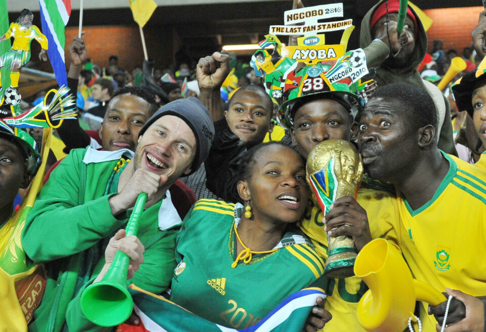 Sørafrikanske tilhengere på hjemmekamp mot Bulgaria, en av oppkjøringskampene til 'bafana, bafana' før 2010-VM på hjemmebane. Kampen ble spilt 24. mai og endte 1-1. (Foto:  Alexander Joe, AFP)