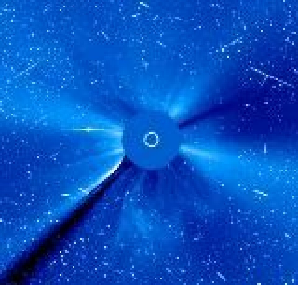 'De hvite prikkene på bildene er forstyrrelser fra de høyenergetiske protonene som hagler inn mot jorda. (Foto: SOHO, NASA)'