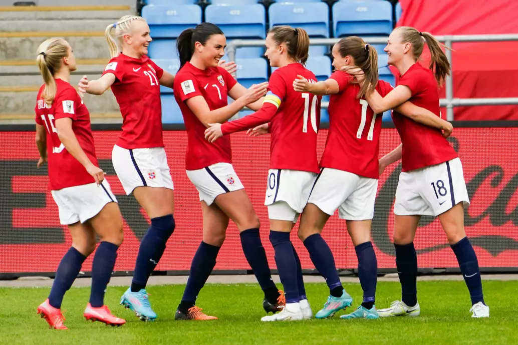 Fotball er blitt en verdensomspennende idrett for kvinner. 7. juli i år spiller Norge sin første kamp i EM i England, mot Nord-Irland. Deretter venter England og Østerrike i gruppespillet.
