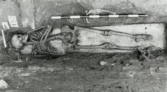 Det 800 år gamle kvinneskjelettet heter offisielt SK152. Det ble funnet i nærheten av hovedbiblioteket i Trondheim i 1985. Forskere greide å finne informasjon om hvor hun kom fra og hva som feilet henne ved å undersøke det de fant i knoklene og mellom tennene.