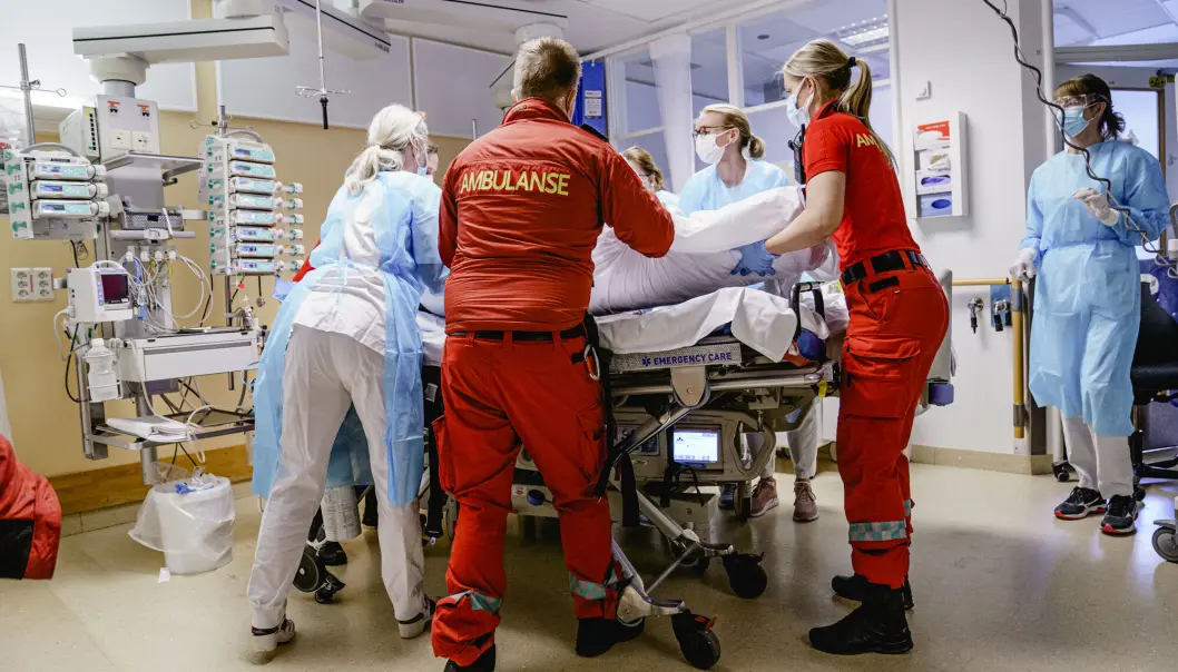 Det ble registrert 41.676 dødsfall i Norge i 2021, det høyeste antallet på 13 år. Covid-19 og hjerte- og karsykdommer bidro til økningen. Bildet er tatt da en alvorlig syk koronapasient ankom Rikshospitalet i Oslo i januar. Det ble registrert 41.676 dødsfall i Norge i 2021, det høyeste antallet på 13 år. Covid-19 og hjerte- og karsykdommer bidro til økningen. Bildet er tatt da en alvorlig syk koronapasient ankom Rikshospitalet i Oslo i januar.