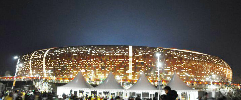 Stadionanlegget Soccer City i Soweto, Johannesburg. Her spilles VMs åpningskamp 11. jui, og her spilles finalen 11. juli - foran nær 95 000 tilskuere. (Foto: Wikimedia Commons, Julian Barocchi)