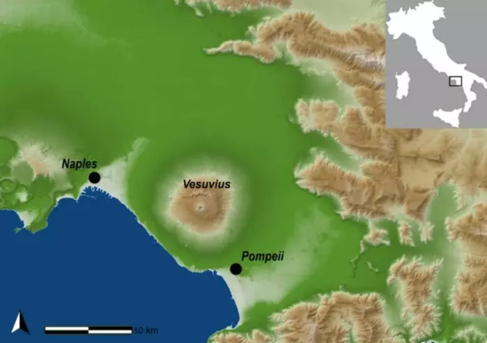 La mappa mostra la posizione di Pompei, a sud-est di Napoli.  Il Vesuvio è in mezzo alla montagna.  Nella piccola sezione della mappa, vedi l'isola della Sardegna dove gli esseri umani avevano i geni.