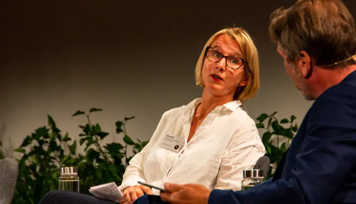 Cathrine Holst er professor ved Universitetet i Oslo og har skrevet om ekspertenes inntog i politikken. Her blir hun intervjuet av Håkon Haugsbø på Fafos konferanse. Cathrine Holst er professor ved Universitetet i Oslo og har skrevet om ekspertenes inntog i politikken. Her blir hun intervjuet av Håkon Haugsbø på Fafos konferanse.