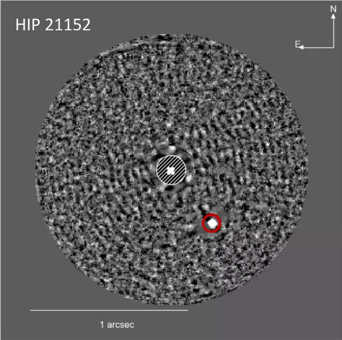 Her ser du stjernen HIP 21152 i midten. Den røde sirkelen viser en brun dverg som går i bane rundt stjernen. Bildet er tatt med SPHERE-instrumentet ved Very Large Telescope.