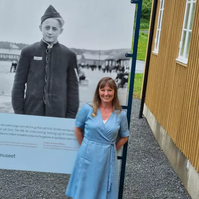 Camilla Maartmann er førstekonservator på Grinimuseet og ansatt på Museene i Akershus. Hun har ansvar for innsamling av gjenstander og dokumenter. Hun jobber med utstillingene og forsker. Her står hun ved bildet av den yngste fangen på Grini. Han var bare 14 år.
