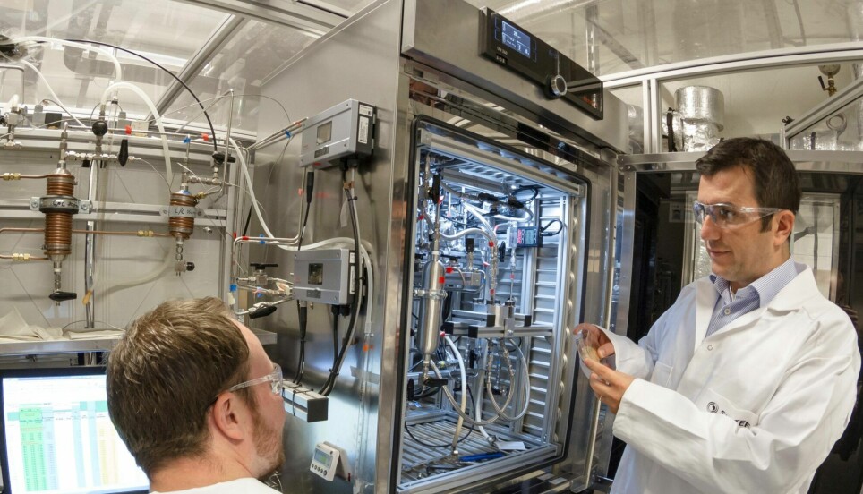 Lars Erik Parnas og Marius Sandru (t.h.) i laben. Membranen som har blitt til her, kan brukes til å fjerne CO2 fra røyk og en rekke andre blandingsgasser.