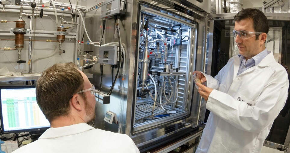Lars Erik Parnas and Marius Sandru (right) in their lab. The membrane they have developed here can be used to remove CO2 from flue gases and biogas, as well as capture greenhouse gases from fermentation processes. And it is made of materials that are found in most homes.
