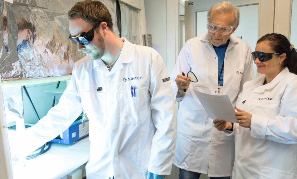 Supplying energy to membrane surface in the form of UV light is one of the techniques being used to make the material reactive. From the left: Researchers Lars Eric Molland Parnas, Per Martin Stenstad and Eugenia Mariana Sandru.